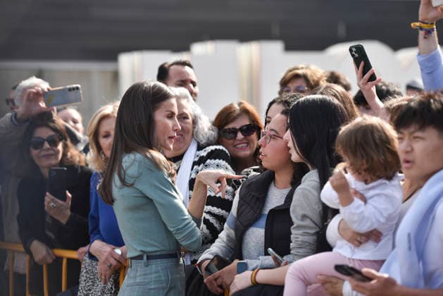 Queen Letizia visits the exhibition of the Ibercaja Foundation Award for Young Painting Queen Letizia greets on her arrival to visit the exhibition of the Ibercaja Foundation Award for Young Painting, at the Villahermosa Palace, on February 24, 2026, in Huesca, Aragon Spain The visit takes place within the framework of the second stage of the Princess of Girona Foundations Talent Tour, a program of the Princess of Girona Foundation that tours different cities in Spain and that, through the organization of different events, programs and activities, aims to inspire, accompany and activate young talent, a program of the Princess of Girona Foundation that travels to different cities in Spain and, through the organization of different events, p Copyright: xVeronicaxLacasax 7318739
