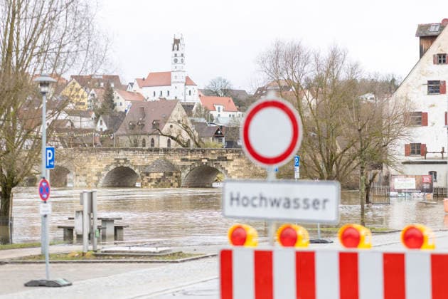 News Themen der Woche KW09 Hochwasser in Harburg (Schwaben), In Harburg (Schwaben) hat die Wörnitz die Meldestufe 2 überschritten. Der Wasserstand liegt aktuell bei 380 cm über dem Pegelnullpunkt. Infolge der Wassermassen sind Uferbereiche sowie Teile der Uferstrasse teilweise ueberflutet. Die Stadtverwaltung hat betroffene Bereiche grossflächig abgesperrt. Harburg (Schwaben) Bayern Deutschland *** High water in Harburg Schwaben , In Harburg Schwaben, the Wörnitz has exceeded reporting level 2 The water level is currently 380 cm above sea level As a result of the masses of water, parts of the river banks and parts of the riverside road are partially flooded The city administration has cordoned off large areas of the affected areas Harburg Schwaben Bavaria German