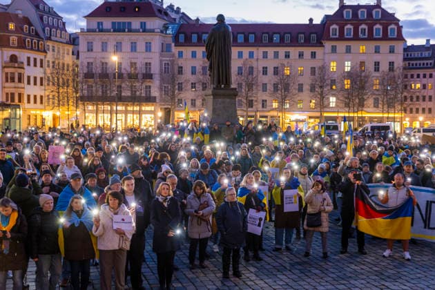 News Themen der Woche KW09 Ukraine Demonstration Dresden Am 24. Februar jährt sich der Überfall Russlands auf die Ukraine zum vierten Mal. Die in Dresden lebenden ukrainischen Kriegsflüchtlinge und ihre Unterstützer demonstrierten aus diesem Anlass auf dem Neumarkt vor der Frauenkirche und zogen anschließend durch das Stadtzentrum. Dresden Sachsen Deutschland *** Ukraine Demonstration Dresden February 24 marked the fourth anniversary of Russias invasion of Ukraine The Ukrainian war refugees living in Dresden and their supporters demonstrated on this occasion on the Neumarkt in front of the Frauenkirche and then marched through the city center of Dresden Saxony Germany
