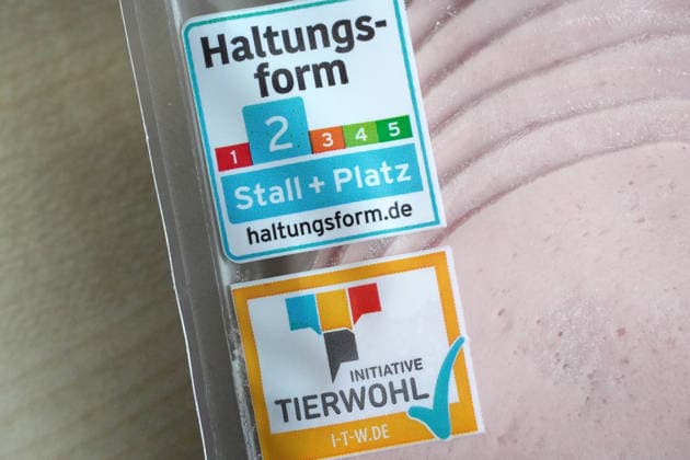 Initiative Tierwohl, Label auf Wurstverpackung, Haltungsform Stufe 2, gesetzliche Mindestanforderungen bei Haltung, Transport, Schlachtung, plus mehr Platz im Stall und Beschäftigungsmaterial *** Initiative Animal welfare, Label at Sausage packaging, Posture Level 2, legal minimum requirements at Posture, Transportation, Slaughter, Plus more Place at Stable and Beschäftigungsmaterial 1131608033