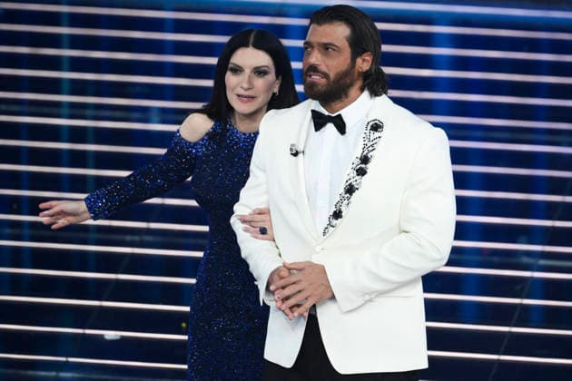 February 25, 2026, Sanremo, Italy: Italian singer Laura Pausini (L) with Turkish actor Can Yaman (R) on stage at the Ariston theatre during the 76th edition of the Sanremo Italian Song Festival, in Sanremo, Italy, 24 February 2026. The music festival will run from 24 to 28 February 2026. ANSA ETTORE FERRARI. Sanremo Italy  - ZUMAa110 20260225_zaf_a110_057 Copyright: xEttorexFerrarix