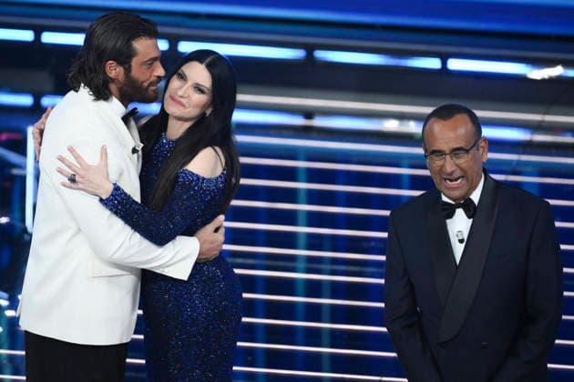 February 25, 2026, Sanremo, Italy: Sanremo Festival host and artistic director Carlo Conti (R) with Italian singer Laura Pausini (C) and Turkish actor Can Yaman (L) on stage at the Ariston theatre during the 76th edition of the Sanremo Italian Song Festival, in Sanremo, Italy, 24 February 2026. The music festival will run from 24 to 28 February 2026. ANSA ETTORE FERRARI. Sanremo Italy  - ZUMAa110 20260225_zaf_a110_059 Copyright: xEttorexFerrarix