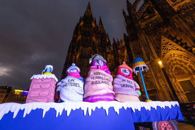 News Themen der Woche KW09 News Bilder des Tages #2 Kundgebung zum Jahrestag des russischen Angriffs auf die Ukraine in Köln - 24.02.2026 Düsseldorfer Mottowagen von Jacques Tilly, Kriegsverbrechen Russlands Kälte - Kundgebung auf dem Roncalliplatz in Köln anlässlich des Jahrestages des russischen Großangriffs auf die Ukraine. Veranstalter rufen zur Solidarität mit der Ukraine sowie zur Unterstützung von Frieden, Souveränität und Menschenrechten auf. Die Veranstaltung richtet sich an Bürgerinnen und Bürger, die ein Zeichen gegen den Krieg und für internationale Solidarität setzen wollen. Köln Innenstadt Nordrhein-Westfalen Deutschland *** Rally on the anniversary of the Russian attack on Ukraine in Cologne 24 02 2026 Düsseldorf theme float by Jacques Tilly, Russias war crimes Copyright: xMarcxJohnx
