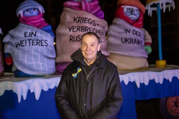Kundgebung zum Jahrestag des russischen Angriffs auf die Ukraine in Köln - 24.02.2026 Künster Jacques Tilly vor seinem Mottwagen, Kriegsverbrechen Russlands ist Kälte - Kundgebung auf dem Roncalliplatz in Köln anlässlich des Jahrestages des russischen Großangriffs auf die Ukraine. Veranstalter rufen zur Solidarität mit der Ukraine sowie zur Unterstützung von Frieden, Souveränität und Menschenrechten auf. Die Veranstaltung richtet sich an Bürgerinnen und Bürger, die ein Zeichen gegen den Krieg und für internationale Solidarität setzen wollen. Köln Innenstadt Nordrhein-Westfalen Deutschland *** Rally on the anniversary of the Russian attack on Ukraine in Cologne 24 02 2026 Artist Jacques Tilly in front of his motor car, Russias Copyright: xMarcxJohnx