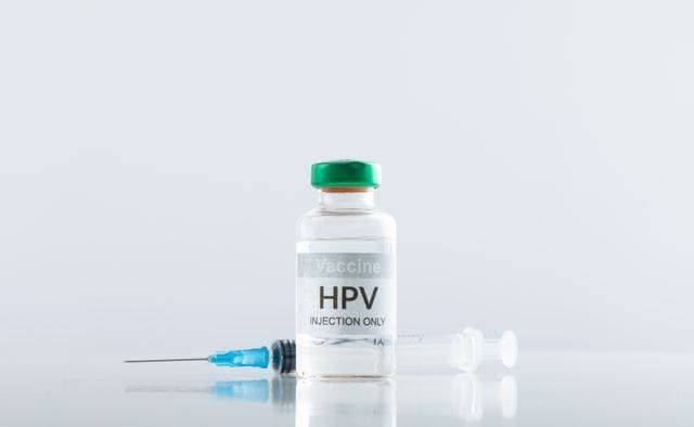 Composition of hpv vaccine vial and syringe on white background with copy space, 11.10.2022 06:00:00, 3864016ICCF-221124_1xcreatorid:x66 Copyright: xICCF-221124_1xcreatorid:x66x 3864016