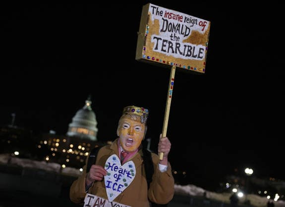 News Themen der Woche KW09 News Bilder des Tages #2 February 24, 2026, Washington Dc, Virginia, USA: A anti-Trump protester attend the People s State of the Union rally at the National Mall in Washington, DC, USA, on February 24, 2026. A group of senators and representatives are boycotting US President Donald Trump s State of the Union by holding their own rally near the US Capitol. Washington Dc USA - ZUMAs337 20260224_znp_s337_017 Copyright: xGentxShkullakux