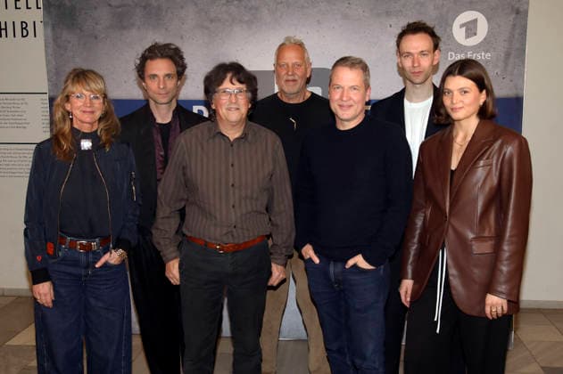 Esther Esche, Andre Kaczmarczyk, Wolfgang Aichholzer, Frank Leo Schröder, Felix Karolus, Jakob Fließ und Lisa-Marie Eigenbrod bei der Premiere des Fernsehfilms Polizeiruf 110: Goldraub im Filmmuseum Potsdam. Potsdam, 24.02.2026