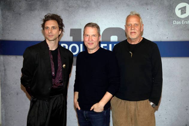 Andre Kaczmarczyk, Felix Karolus und Frank Leo Schröder bei der Premiere des Fernsehfilms Polizeiruf 110: Goldraub im Filmmuseum Potsdam. Potsdam, 24.02.2026