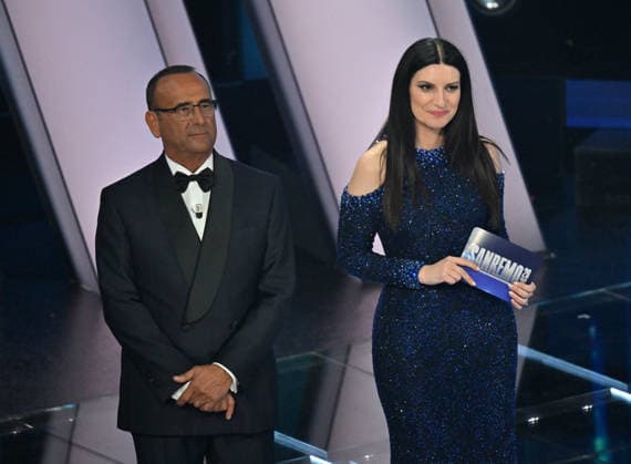 Foto IPP Felice De Martino Sanremo 24 02 2026 76° Festival della canzone italiana - prima serata - Nella foto il conduttore Carlo Conti con la cantante Laura Pausini Italy Photo Press World Copyright