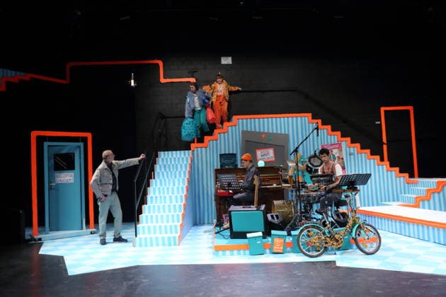 Christian Giese (als Herr Wesekus, Frederik, Oliver), Regine Seidler (als Yvonne), Viktoria Schreiber (als Laura), Fabian Simon (Musiker) und Jakob Dinkelacker (Musiker), v.l., während der Fotoprobe für Laura war hier im Grips Theater am Hansaplatz in Berlin, 24. Februar 2026. Theaterstück für Menschen ab 6 von Milena Baisch. Mit Liedtexten von Volker Ludwig. Regie und Sounddesign Ekat Cordes. Bühne und Kostüme Anike Sedello. Premiere der Neuinszenierung ist am 26. Februar 2026. Grips Theater Berlin Laura war hier