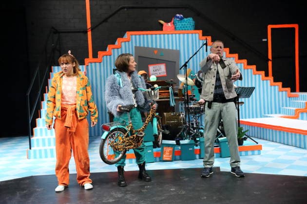 Viktoria Schreiber (als Laura), Regine Seidler (als Yvonne) und Christian Giese (als Herr Wesekus, Frederik, Oliver), v.l., während der Fotoprobe für Laura war hier im Grips Theater am Hansaplatz in Berlin, 24. Februar 2026. Theaterstück für Menschen ab 6 von Milena Baisch. Mit Liedtexten von Volker Ludwig. Regie und Sounddesign Ekat Cordes. Bühne und Kostüme Anike Sedello. Premiere der Neuinszenierung ist am 26. Februar 2026. Grips Theater Berlin Laura war hier