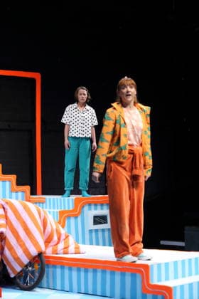 Regine Seidler (als Yvonne) und Viktoria Schreiber (als Laura), v.l., während der Fotoprobe für Laura war hier im Grips Theater am Hansaplatz in Berlin, 24. Februar 2026. Theaterstück für Menschen ab 6 von Milena Baisch. Mit Liedtexten von Volker Ludwig. Regie und Sounddesign Ekat Cordes. Bühne und Kostüme Anike Sedello. Premiere der Neuinszenierung ist am 26. Februar 2026. Grips Theater Berlin Laura war hier