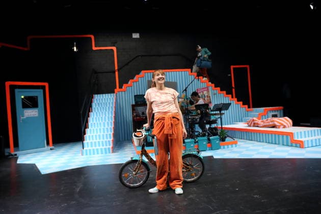 Viktoria Schreiber (als Laura) während der Fotoprobe für Laura war hier im Grips Theater am Hansaplatz in Berlin, 24. Februar 2026. Theaterstück für Menschen ab 6 von Milena Baisch. Mit Liedtexten von Volker Ludwig. Regie und Sounddesign Ekat Cordes. Bühne und Kostüme Anike Sedello. Premiere der Neuinszenierung ist am 26. Februar 2026. Grips Theater Berlin Laura war hier