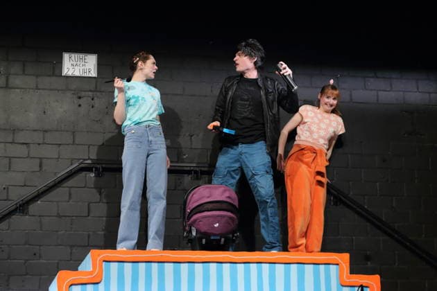 Johanna Meinhard (als Oma Nelly, Audrey, Azita), Marius Lamprecht (als Justin, Charlie) und Viktoria Schreiber (als Laura), v.l., während der Fotoprobe für Laura war hier im Grips Theater am Hansaplatz in Berlin, 24. Februar 2026. Theaterstück für Menschen ab 6 von Milena Baisch. Mit Liedtexten von Volker Ludwig. Regie und Sounddesign Ekat Cordes. Bühne und Kostüme Anike Sedello. Premiere der Neuinszenierung ist am 26. Februar 2026. Grips Theater Berlin Laura war hier
