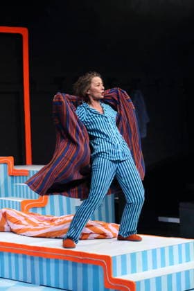 Regine Seidler (als Yvonne) während der Fotoprobe für Laura war hier im Grips Theater am Hansaplatz in Berlin, 24. Februar 2026. Theaterstück für Menschen ab 6 von Milena Baisch. Mit Liedtexten von Volker Ludwig. Regie und Sounddesign Ekat Cordes. Bühne und Kostüme Anike Sedello. Premiere der Neuinszenierung ist am 26. Februar 2026. Grips Theater Berlin Laura war hier