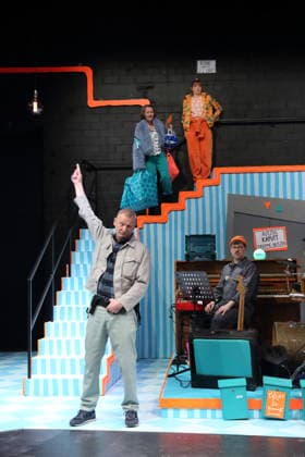 Christian Giese (als Herr Wesekus, Frederik, Oliver), Regine Seidler (als Yvonne), Viktoria Schreiber (als Laura) und Fabian Simon (Musiker), v.l., während der Fotoprobe für Laura war hier im Grips Theater am Hansaplatz in Berlin, 24. Februar 2026. Theaterstück für Menschen ab 6 von Milena Baisch. Mit Liedtexten von Volker Ludwig. Regie und Sounddesign Ekat Cordes. Bühne und Kostüme Anike Sedello. Premiere der Neuinszenierung ist am 26. Februar 2026. Grips Theater Berlin Laura war hier