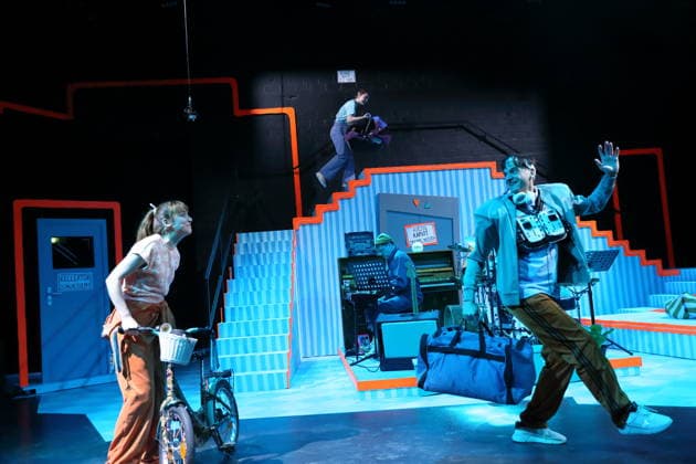 Viktoria Schreiber (als Laura), Johanna Meinhard (als Oma Nelly, Audrey, Azita), Fabian Simon (Musiker) und Jens Mondalski (als Gideon, Arne Kuhles), v.l., während der Fotoprobe für Laura war hier im Grips Theater am Hansaplatz in Berlin, 24. Februar 2026. Theaterstück für Menschen ab 6 von Milena Baisch. Mit Liedtexten von Volker Ludwig. Regie und Sounddesign Ekat Cordes. Bühne und Kostüme Anike Sedello. Premiere der Neuinszenierung ist am 26. Februar 2026. Grips Theater Berlin Laura war hier