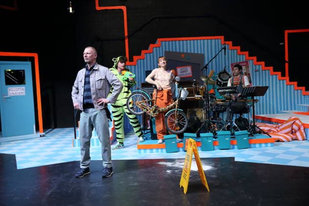 Christian Giese (als Herr Wesekus, Frederik, Oliver), Marius Lamprecht (als Justin, Charlie), Viktoria Schreiber (als Laura) und Jakob Dinkelacker (Musiker), v.l., während der Fotoprobe für Laura war hier im Grips Theater am Hansaplatz in Berlin, 24. Februar 2026. Theaterstück für Menschen ab 6 von Milena Baisch. Mit Liedtexten von Volker Ludwig. Regie und Sounddesign Ekat Cordes. Bühne und Kostüme Anike Sedello. Premiere der Neuinszenierung ist am 26. Februar 2026. Grips Theater Berlin Laura war hier