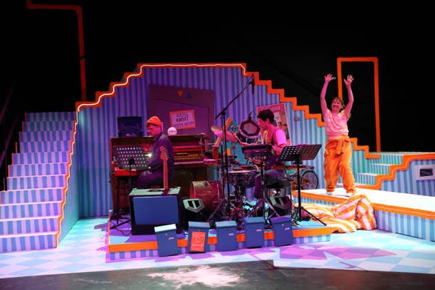 Fabian Simon (Musiker), Jakob Dinkelacker (Musiker) und Viktoria Schreiber (als Laura), v.l., während der Fotoprobe für Laura war hier im Grips Theater am Hansaplatz in Berlin, 24. Februar 2026. Theaterstück für Menschen ab 6 von Milena Baisch. Mit Liedtexten von Volker Ludwig. Regie und Sounddesign Ekat Cordes. Bühne und Kostüme Anike Sedello. Premiere der Neuinszenierung ist am 26. Februar 2026. Grips Theater Berlin Laura war hier