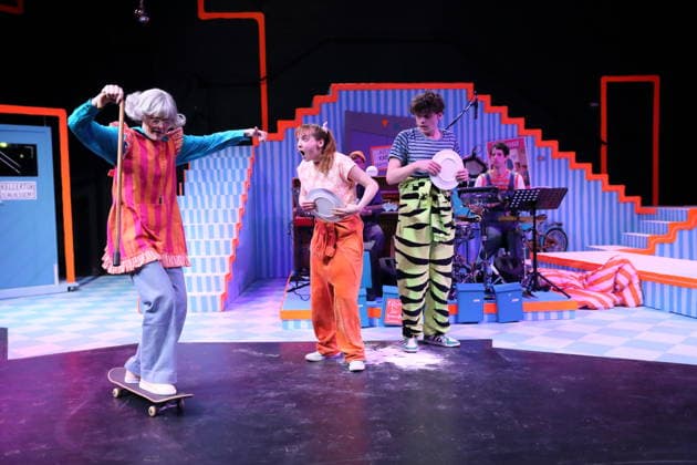 Entertainment Bilder des Tages #2 Johanna Meinhard (als Oma Nelly, Audrey, Azita), Viktoria Schreiber (als Laura), Marius Lamprecht (als Justin, Charlie) und Jakob Dinkelacker (Musiker), v.l., während der Fotoprobe für Laura war hier im Grips Theater am Hansaplatz in Berlin, 24. Februar 2026. Theaterstück für Menschen ab 6 von Milena Baisch. Mit Liedtexten von Volker Ludwig. Regie und Sounddesign Ekat Cordes. Bühne und Kostüme Anike Sedello. Premiere der Neuinszenierung ist am 26. Februar 2026. Grips Theater Berlin Laura war hier