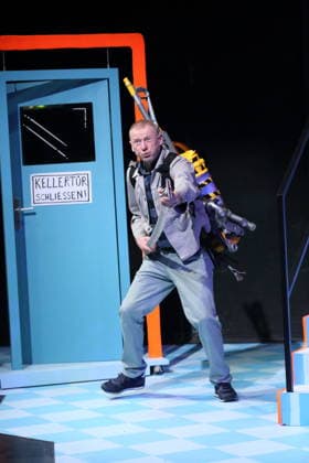 Christian Giese (als Herr Wesekus, Frederik, Oliver) während der Fotoprobe für Laura war hier im Grips Theater am Hansaplatz in Berlin, 24. Februar 2026. Theaterstück für Menschen ab 6 von Milena Baisch. Mit Liedtexten von Volker Ludwig. Regie und Sounddesign Ekat Cordes. Bühne und Kostüme Anike Sedello. Premiere der Neuinszenierung ist am 26. Februar 2026. Grips Theater Berlin Laura war hier