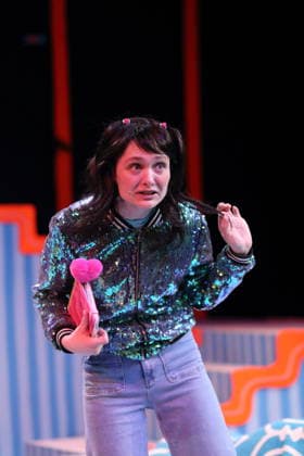 Johanna Meinhard (als Oma Nelly, Audrey, Azita) während der Fotoprobe für Laura war hier im Grips Theater am Hansaplatz in Berlin, 24. Februar 2026. Theaterstück für Menschen ab 6 von Milena Baisch. Mit Liedtexten von Volker Ludwig. Regie und Sounddesign Ekat Cordes. Bühne und Kostüme Anike Sedello. Premiere der Neuinszenierung ist am 26. Februar 2026. Grips Theater Berlin Laura war hier