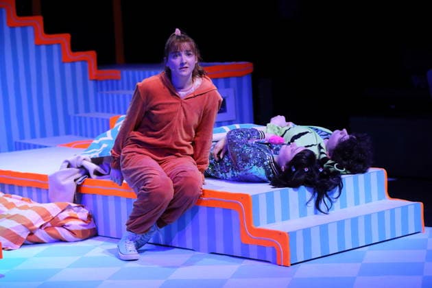 Viktoria Schreiber (als Laura), Johanna Meinhard (als Oma Nelly, Audrey, Azita) und Marius Lamprecht (als Justin, Charlie), v.l., während der Fotoprobe für Laura war hier im Grips Theater am Hansaplatz in Berlin, 24. Februar 2026. Theaterstück für Menschen ab 6 von Milena Baisch. Mit Liedtexten von Volker Ludwig. Regie und Sounddesign Ekat Cordes. Bühne und Kostüme Anike Sedello. Premiere der Neuinszenierung ist am 26. Februar 2026. Grips Theater Berlin Laura war hier