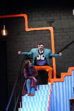 Jens Mondalski (als Gideon, Arne Kuhles) und Regine Seidler (als Yvonne) während der Fotoprobe für Laura war hier im Grips Theater am Hansaplatz in Berlin, 24. Februar 2026. Theaterstück für Menschen ab 6 von Milena Baisch. Mit Liedtexten von Volker Ludwig. Regie und Sounddesign Ekat Cordes. Bühne und Kostüme Anike Sedello. Premiere der Neuinszenierung ist am 26. Februar 2026. Grips Theater Berlin Laura war hier