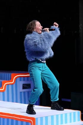 Regine Seidler (als Yvonne) während der Fotoprobe für Laura war hier im Grips Theater am Hansaplatz in Berlin, 24. Februar 2026. Theaterstück für Menschen ab 6 von Milena Baisch. Mit Liedtexten von Volker Ludwig. Regie und Sounddesign Ekat Cordes. Bühne und Kostüme Anike Sedello. Premiere der Neuinszenierung ist am 26. Februar 2026. Grips Theater Berlin Laura war hier