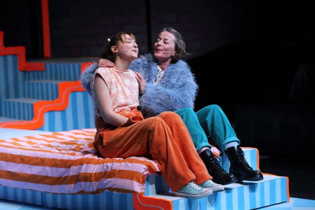 Viktoria Schreiber (als Laura) und Regine Seidler (als Yvonne), v.l., während der Fotoprobe für Laura war hier im Grips Theater am Hansaplatz in Berlin, 24. Februar 2026. Theaterstück für Menschen ab 6 von Milena Baisch. Mit Liedtexten von Volker Ludwig. Regie und Sounddesign Ekat Cordes. Bühne und Kostüme Anike Sedello. Premiere der Neuinszenierung ist am 26. Februar 2026. Grips Theater Berlin Laura war hier
