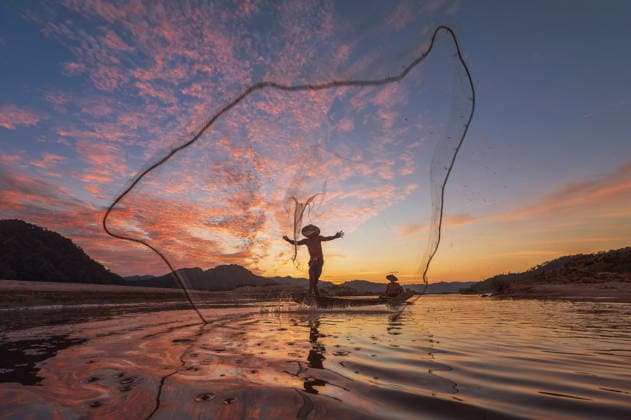 Silhouetted Laguna fisherman casts net at sunset Bangkok, Bangkok, Thailand CR_SSBW260224-1973797-01 ,model released, Symbolfoto