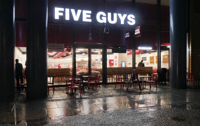 23.02.2026, Berlin - Deutschland. Fastfood-Kette Five Guys. *** 23 02 2026, Berlin Germany Fast food chain Five Guys