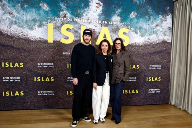 Marina Seresesky presents her film Islas in Madrid I D Manu Vega, Ana Belén and Marina Seresesky pose at the photocall during the presentation of the film Islas , on February 25, 2026, in Madrid Spain Islas is the return to cinema of Ana Belén after an extensive career, accompanied by Manu Vega, who is now living an intense stage in his career adding several film projects as a protagonist CINE ISLANDS ACTOR ACTRESS FILM Madrid Madrid Madrid Spain  Copyright: xJosexVelascox 7320322