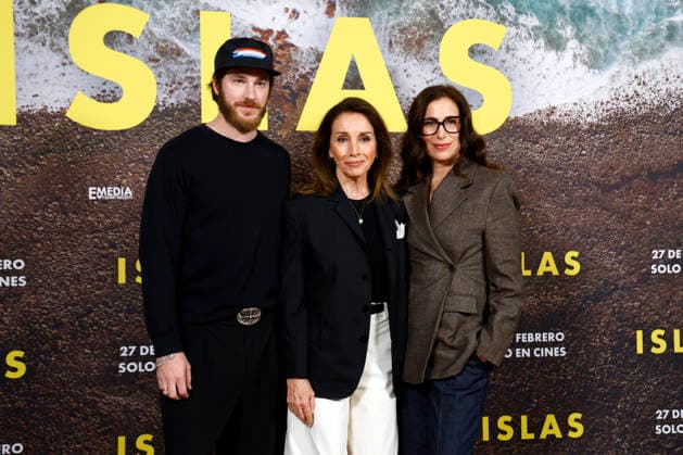 Marina Seresesky presents her film Islas in Madrid I D Manu Vega, Ana Belén and Marina Seresesky pose at the photocall during the presentation of the film Islas , on February 25, 2026, in Madrid Spain Islas is the return to cinema of Ana Belén after an extensive career, accompanied by Manu Vega, who is now living an intense stage in his career adding several film projects as a protagonist CINE ISLANDS ACTOR ACTRESS FILM Madrid Madrid Madrid Spain  Copyright: xJosexVelascox 7320325