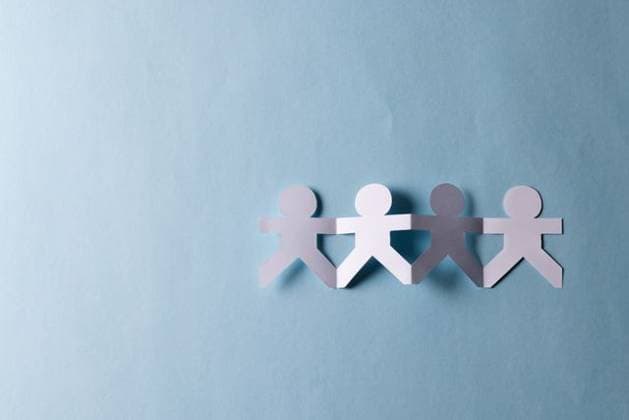 Close up of four paper cut out people figures holding hands with copy space on blue background, 14.02.2023 06:00:00, 4005088ICCF-230331_2xcreatorid:x179 Copyright: xICCF-230331_2xcreatorid:x179x 4005088