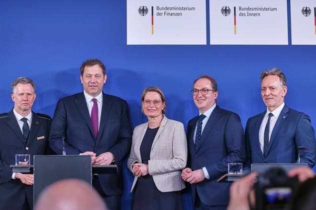 News Themen der Woche KW09 Berlin, Deutschland, 25.02.2026: Zollfahndungsamt Berlin-Brandenburg: Vorstellung des gemeinsamen Aktionsplans gegen Organisierte Kriminalität: L-R: Präsident der Generalzolldirektion Armin Rolfink, Bundesminister der Finanzen Lars Klingbeil (SPD), Bundesministerin der Justiz und für Verbraucherschutz Stefanie Hubig (SPD), Bundesminister des Innern Alexander Dobrindt (CSU) und BKA-Präsident Holger Münch *** Berlin, Germany, 25 02 2026 Customs Investigation Office Berlin Brandenburg Presentation of the joint action plan against organized crime L R President of the Directorate General of Customs Armin Rolfink, Federal Minister of Finance Lars Klingbeil SPD , Federal Minister of Justice and Consumer Protection Stefanie Hubig SPD , Federal Mini Copyright: xdtsxNachrichtenagenturx dts_108383
