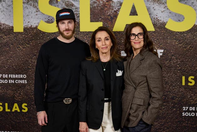 February 25, 2026, Madrid, Madrid, Spain: MANU VEGA, ANA BELEN and DIRECTOR MARINA SERESESKY attend Islas photocall Madrid Spain  - ZUMAc260 20260225_zep_c260_018 Copyright: xMikexChicorrox