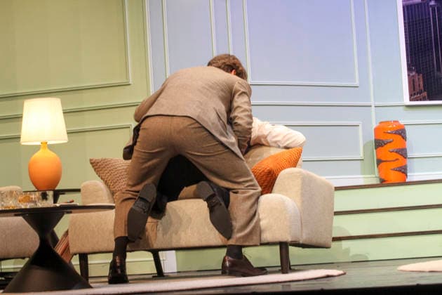 abb Florian Leander und Lichti Jan Sosniok Darsteller Schauspieler bei der Fotoprobe Szene zum Theaterstueck Kleine Verbrechen unter Liebenden auf der Buehne der Komoedie Winterhuder Faehrhaus am Mittwoch 25,02.2026 in Hamburg Hamburg Deutschland