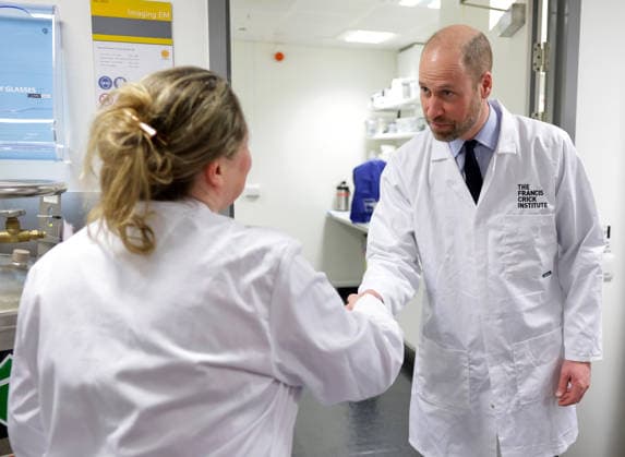 Entertainment Themen der Woche The Prince Of Wales visits Francis Crick Institute in London, UK, 25 February 2026 LONDON, ENGLAND - FEBRUARY 25: Prince William, Prince of Wales shakes hands with a scientist who works in the world-leading electron microscopy facility during his visit to the Francis Crick Institute ahead of its 10th anniversary later this year on February 25, 2026 in London, England., Credit:Chris Jackson Avalon United Kingdom, England, London, Francis Crick Institute  Copyright: xChrisxJacksonx xAvalonx 1078153609