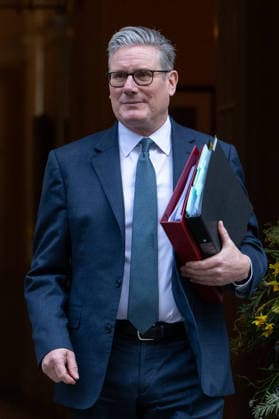 February 25, 2026, London, England, United Kingdom: KEIR STARMER leaves 10 Downing Street in London ahead of Prime Minister s Questions (PMQs) in the House of Commons, as the weekly parliamentary session sees the Prime Minister face questions from MPs and the Leader of the Opposition in Westminster. London United Kingdom - ZUMAk172 20260225_zip_k172_010 Copyright: xThomasxKrychx