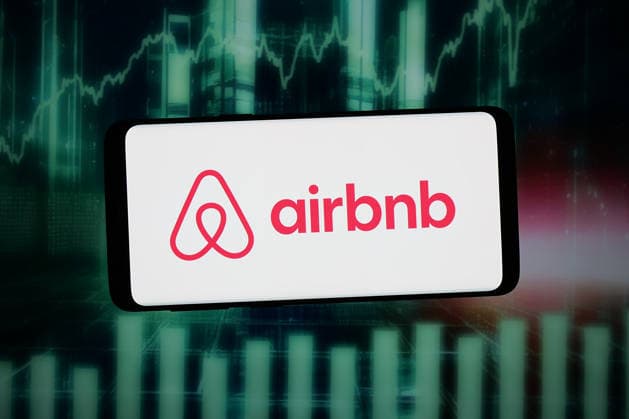 Photo illustration in Germany - 13 Feb 2026 In this photo illustration, the logo of US homestay marketplace company Airbnb Inc. is displayed on a smartphone in front of abstract background on computer screen. Germany Copyright: xTimonxSchneiderx xSOPAxImagesx TSCHNEIDER_62078 AirbnbP8264856