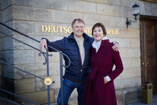 Ballettexperten im Gespräch ** NUR FÜR REDAKTIONELLE ZWECKE ** EDITORIAL USE ONLY **<p>Christiane Theobald und Martin Puttke am Haupteingang der Staatsoper Unter den Linden. Deutschland Berlin Berlin Copyright: JoergxCarstensen