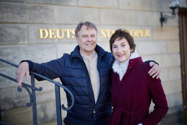 Ballettexperten im Gespräch ** NUR FÜR REDAKTIONELLE ZWECKE ** EDITORIAL USE ONLY **<p>Christiane Theobald und Martin Puttke am Haupteingang der Staatsoper Unter den Linden. Deutschland Berlin Berlin Copyright: JoergxCarstensen