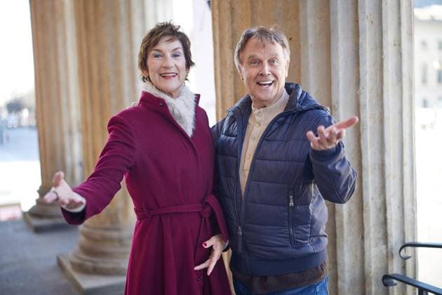Ballettexperten im Gespräch ** NUR FÜR REDAKTIONELLE ZWECKE ** EDITORIAL USE ONLY **<p>Christiane Theobald und Martin Puttke am Haupteingang der Staatsoper Unter den Linden. Deutschland Berlin Berlin Copyright: JoergxCarstensen
