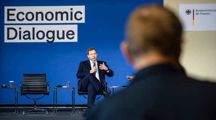 Lars Klingbeil EUR, Deutschland, Berlin, 25.02.2026: Bundesfinanzminister Lars Klingbeil (SPD) trifft Jeromin Zettelmeyer, Direktor BRUEGEL aus Anlass des 20-jährigen Bestehens der Denkfabrik BRUEGEL. Der Economic Dialogue findet im Bundesministerium der Finanzen statt. Bundesfinanzminister Lars Klingbeil (SPD) und Jeromin Zettelmeyer diskutieren über Europas wirtschaftliche Unabhängigkeit, vertiefte Kapitalmärkte und europäische Verteidigungsfähigkeiten. *** Lars Klingbeil EUR, Germany, Berlin, 25 02 2026 Federal Minister of Finance Lars Klingbeil SPD meets Jeromin Zettelmeyer, Director BRUEGEL on the occasion of the 20th anniversary of the think tank BRUEGEL The Economic Dialogue takes place at the Federal Ministry of Finance Feder