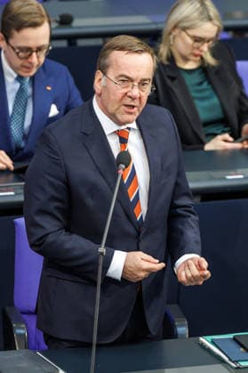 Bundestag Boris Pistorius (SPD), Bundesminister der Verteidigung, bei der Befragung der Bundesregierung im Deutschen Bundestag am 25.02.26 in Berlin. Berlin Berlin Deutschland Bundestag