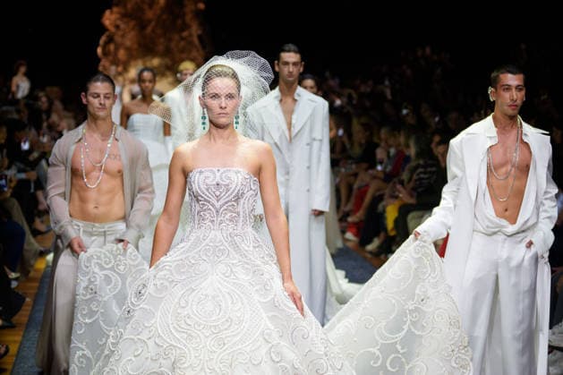 February 25, 2026, Melbourne, Victoria, Australia: A model wearing a design by Alin LeÃ¢â‚¬â ¢Kal closes the Glam Up Runway show of the PayPal Melbourne Fashion Festival at the Royal Exhibition Building in Melbourne, Australia. Melbourne Australia  - ZUMAl303 20260225_aaf_l303_042 Copyright: xSydneyxLowx