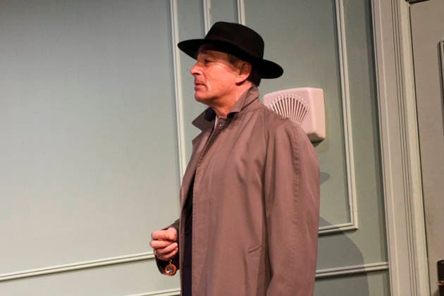 abb Jan Sosniok Darsteller Schauspieler bei der Fotoprobe Szene zum Theaterstueck Kleine Verbrechen unter Liebenden auf der Buehne der Komoedie Winterhuder Faehrhaus am Mittwoch 25,02.2026 in Hamburg Hamburg Deutschland