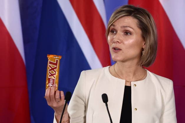News Themen der Woche KW09 Polish Prime Minister Tusk - Icelandic Prime Minister Frostadottir meeting in Warsaw WARSAW, POLAND - FEBRUARY 25: Polish Prime Minister Donald Tusk gives Icelandic Prime Minister Kristrun Frostadottir a Polish-brand chocolate during a press conference after their meeting in Warsaw, Poland on February 25, 2026. Jakub Porzycki Anadolu Warsaw Poland. Editorial use only. Please get in touch for any other usage.  Copyright: x2026xAnadoluxJakubxPorzyckix