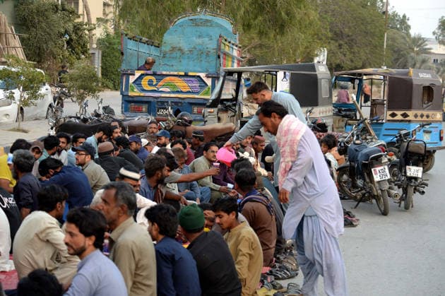 RECORD DATE NOT STATED Faithful Muslims are breaking the fast (Iftar) during the Holy Month of Ramadan-ul-Mubarak, at Tariq road in Karachi on Wednesday, February 25, 2026. (S.Imran Ali PPI Images). EDITORIAL USE ONLY Copyright: xx SA-ZM-250226x ppiphotos473621
